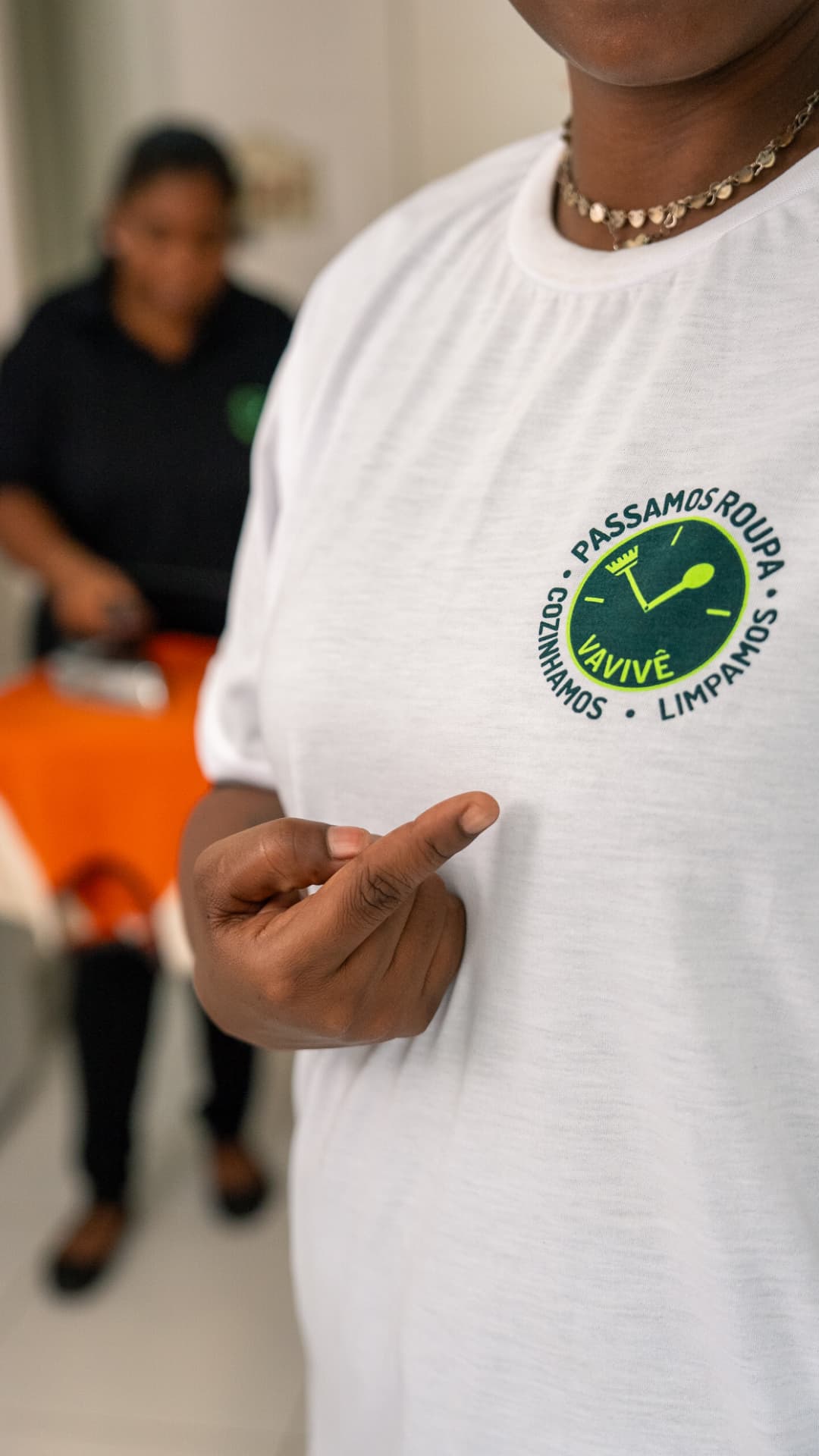 Profissional Vavivê em rotina de limpeza
